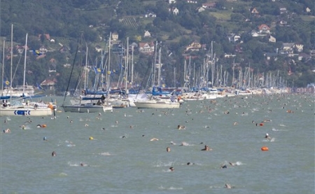 Több mint tízezren vettek részt a Balaton-átúszáson