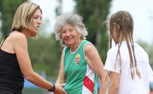 Kihívja a mezőnyt a 83 éves sprinternagyi