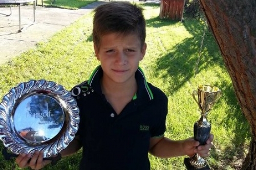 Apa és fia együtt a gyepen