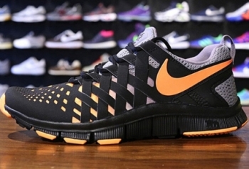 Göngyölt Nike cipő