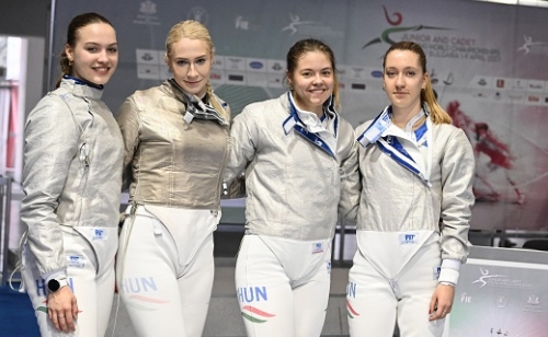Nagy fordítással aranyérmes a junior női kardcsapat