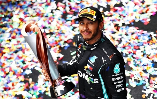 Lewis Hamiltont pénteken lovaggá ütik