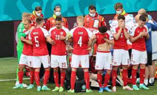 Eriksen üzent a társainak, továbbra is kórházban tartják