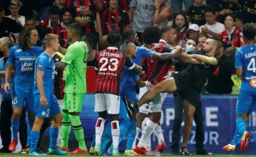 Szurkolók özönlötték el a pályát, félbeszakadt a Nice-Marseille bajnoki