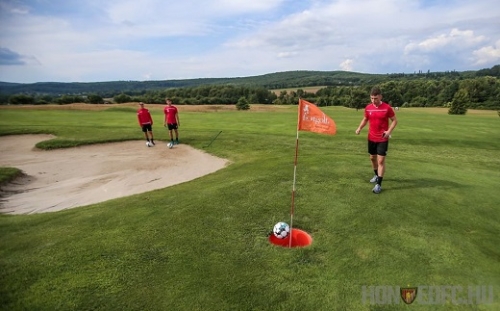 Távolban egy fehér labda