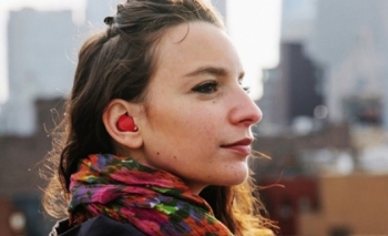 Okosfülhallgató, ami 15 nyelvre fordít