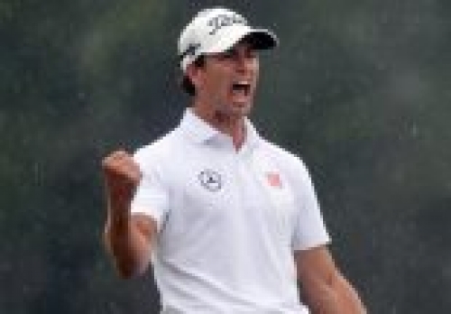 Adam Scott söpröget a green-en