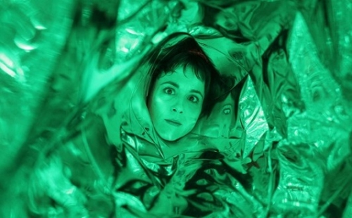 Itt az első film, amelyben pusztán azzal tudja befolyásolni a cselekményt, hogy nézi a mozit